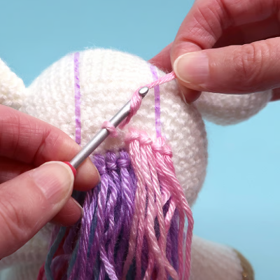 Кріплення гриви коника амігурумі - ілюстрація