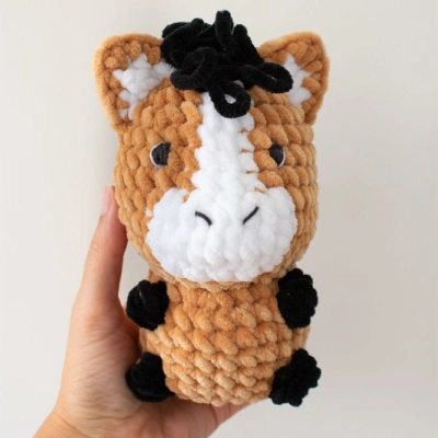 Плюшевий коник Безкоштовна схема амігурумі, опис в'язання гачком, майстер-клас